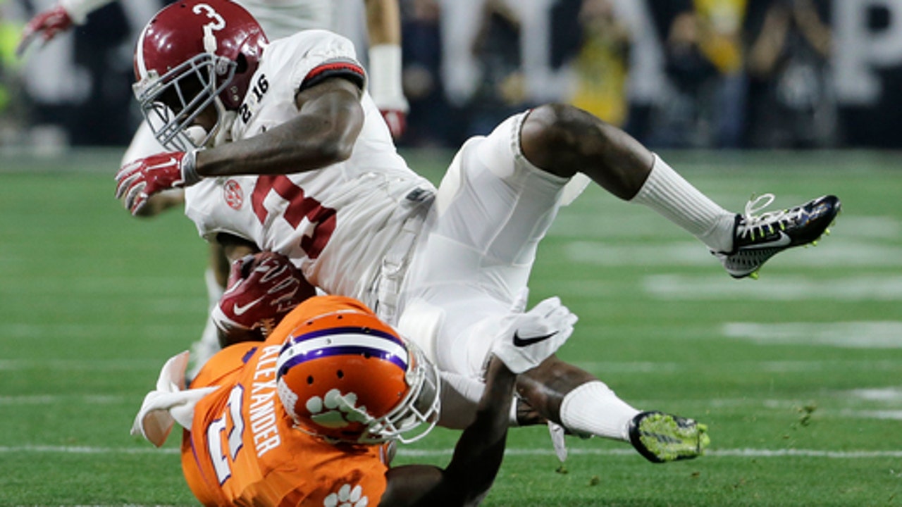 THE LATEST: Bama scores first on Henry's long TD run